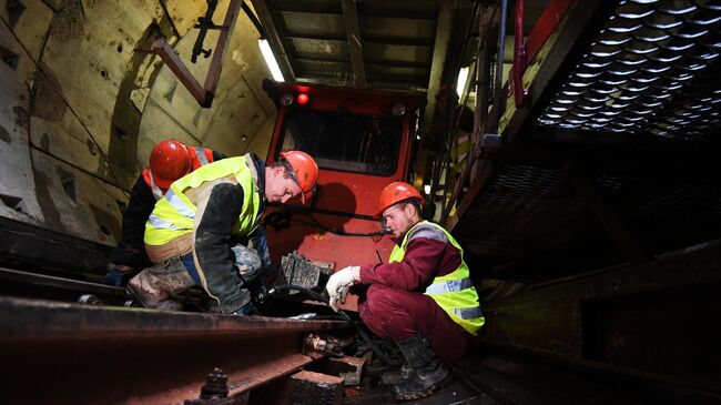 Рабочие в тоннеле строящейся станции метро Ржевская Большой кольцевой линии в Москве
