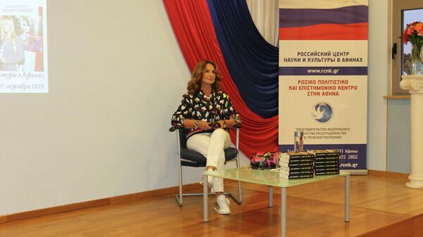 Нина Пушкова во время презентации своей книги Богиня победы в Российском центре науки и культуры в Афинах, Греция