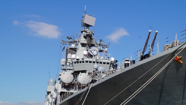  Ракетный крейсер  Маршал Устинов зашел в греческий порт Пирей.  9 октября 2019