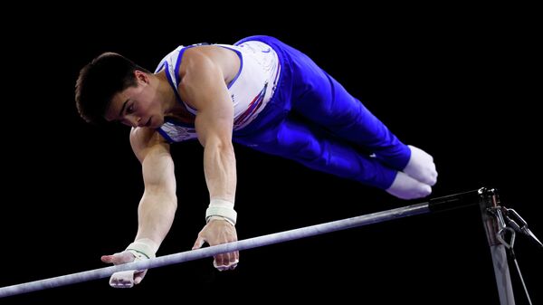 Никита Нагорный (Россия) выполняет упражнения на перекладине в командном многоборье среди мужчин на чемпионате мира по спортивной гимнастике в Штутгарте.