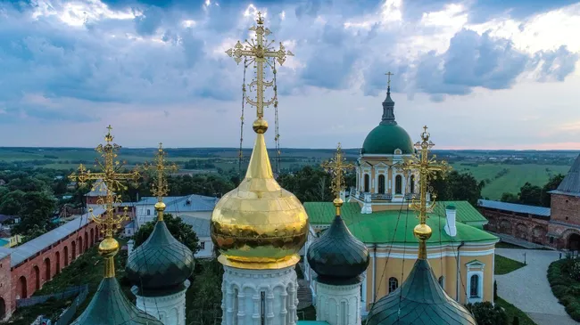 Купола собора Николая Чудотворца на территории государственного музея-заповедника Зарайский кремль