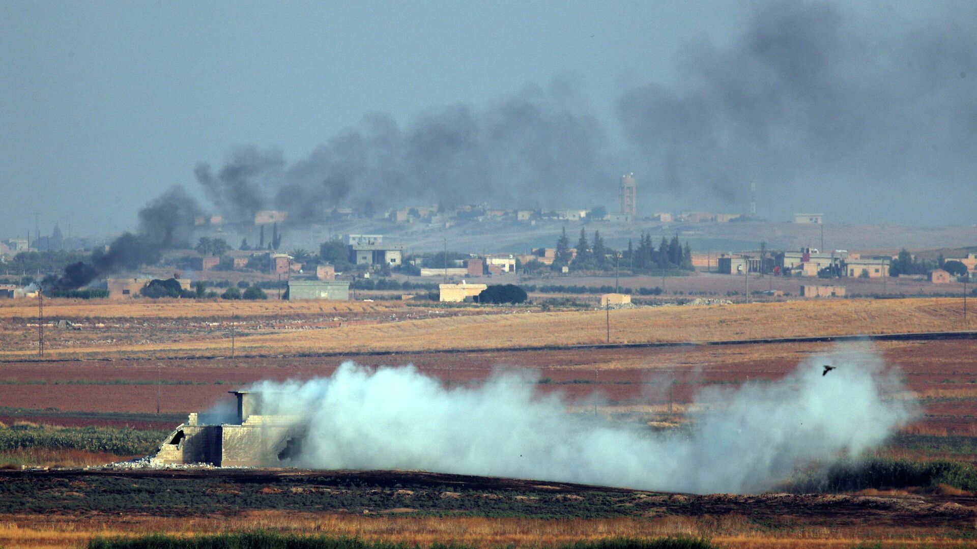 Дым от бомбардировок на северо-востоке Сирии. 9 октября 2019 - РИА Новости, 1920, 08.10.2020