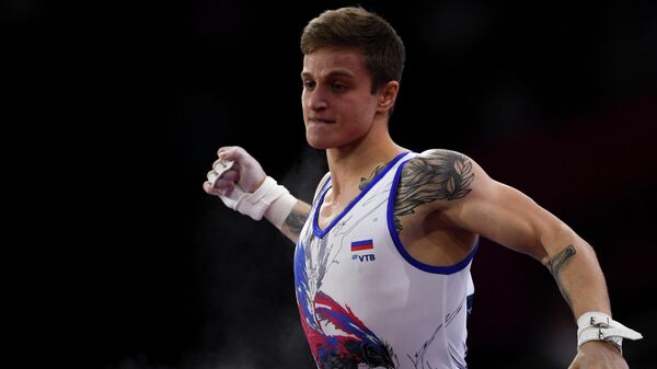 Иван Стретович (Россия) после выполнения упражнений на перекладине в командном многоборье среди мужчин на чемпионате мира по спортивной гимнастике в Штутгарте.
