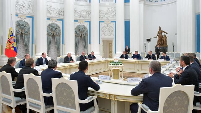 Президент РФ Владимир Путин во время встречи с 19 высшими должностными лицами субъектов РФ. 9 октября 2019