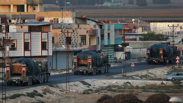 Колонна турецкой военной техники на границе между Турцией и Сирией