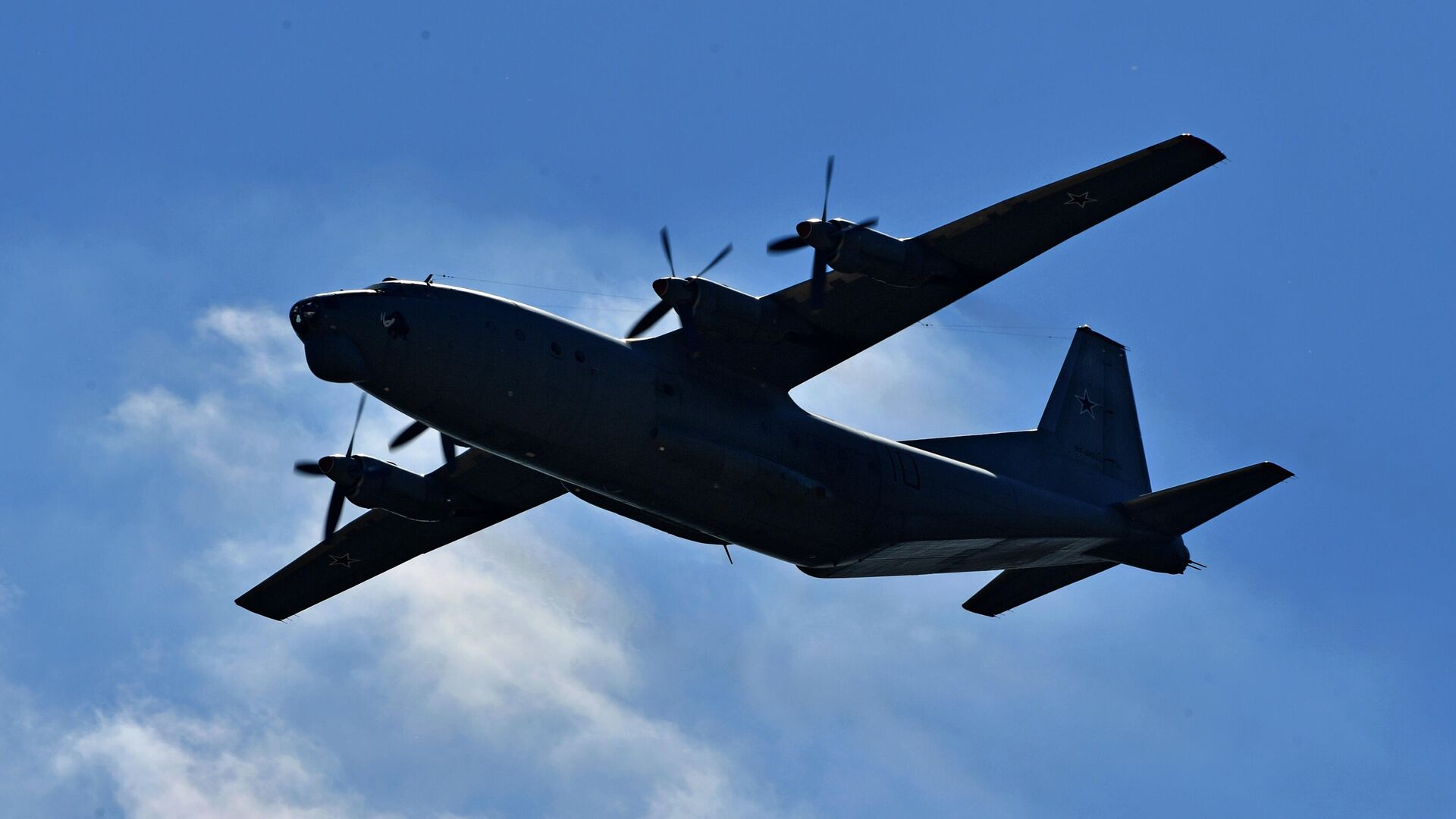 Военно-транспортный самолёт Ан-12  - РИА Новости, 1920, 02.12.2020