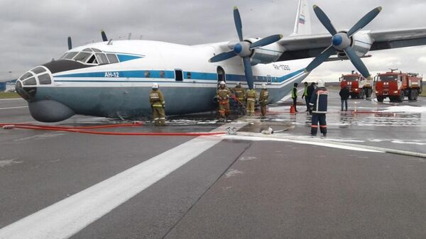 Аварийная посадка самолета Ан-12 в аэропорту Кольцово в Екатеринбурге