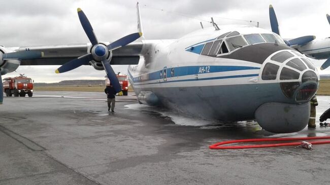 Аварийная посадка самолета Ан-12 в аэропорту Кольцово в Екатеринбурге