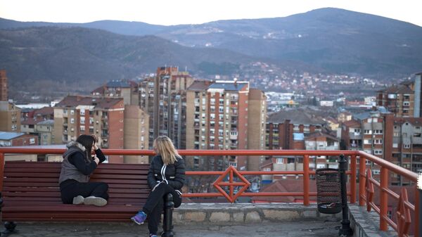 Девушки отдыхают на смотровой площадке на одном из холмов города Косовская Митровица