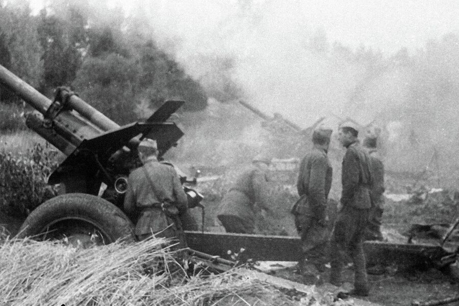 Советские артиллеристы ведут огонь по немецким позициям