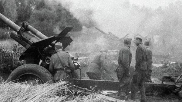 Советские артиллеристы ведут огонь по немецким позициям во время Великой Отечественной войны. Латвия