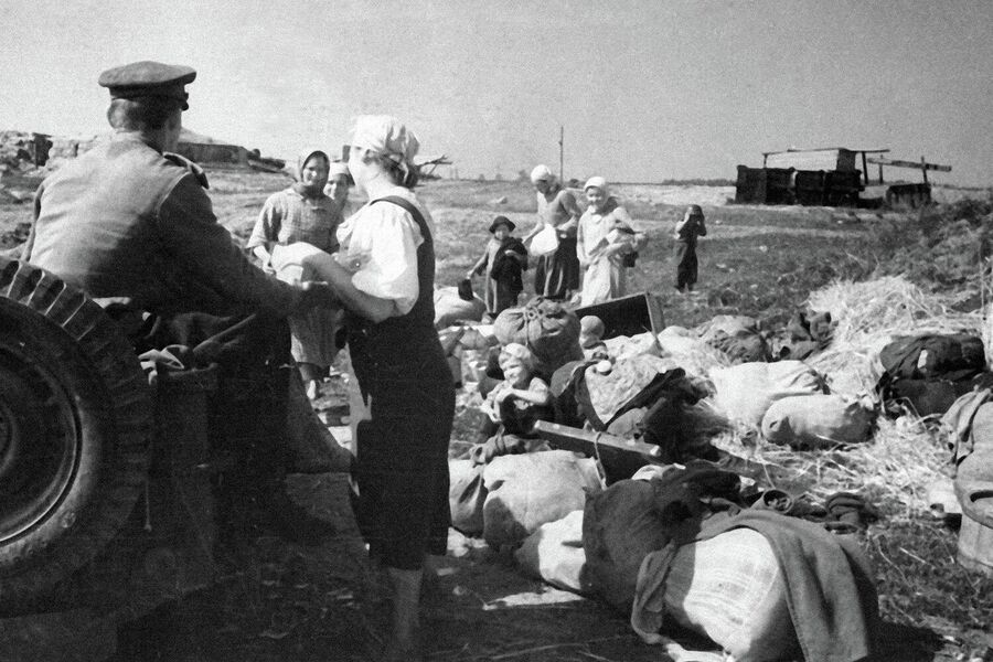 Советские воины помогают жителям освобожденной Латвии