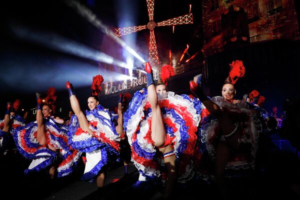 Танцовщицы Мулен Руж выступают во время празднования 130-летия старейшего французского кабаре. 6 октября 2019 года