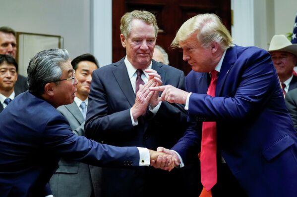 Президент США Дональд Трамп пожимает руку послу Японии в США Шинсукэ Сугияме