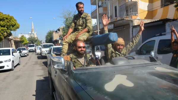 Бойцы Свободной Сирийской армии в районе Акчакале на турецко-сирийской границе