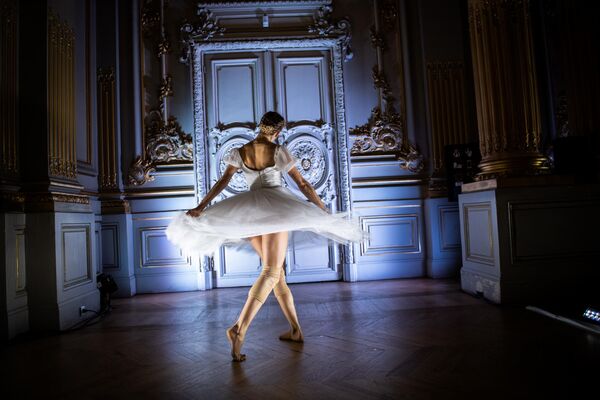 Танцовщица из Балетной труппы Парижской Оперы выступает в спектакле Degas Danse в музее Орсе в Париже 