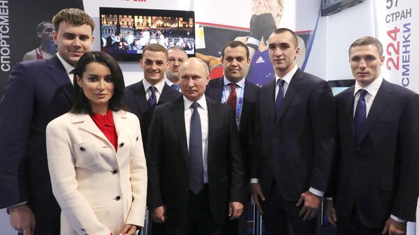 Президент Владимир Путин с участниками выставки Современный спорт. Инновации и перспективы в Нижнем Новгороде