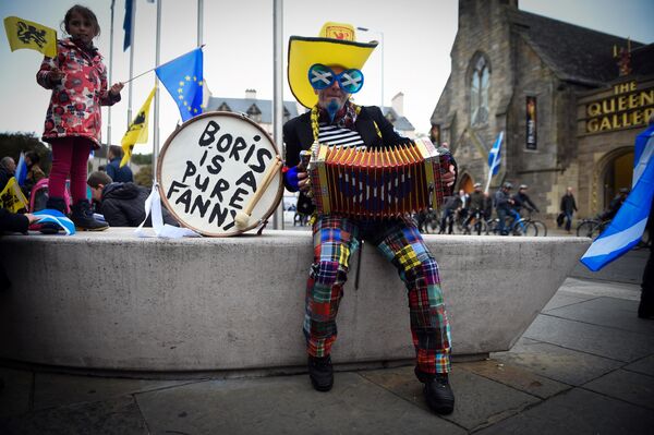 Демонстрант играет на аккордеоне перед маршем за независимость Шотландии в Эдинбурге 