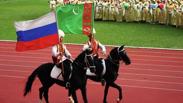 Флаги России и Туркменистана в руках участников театрализованного представления