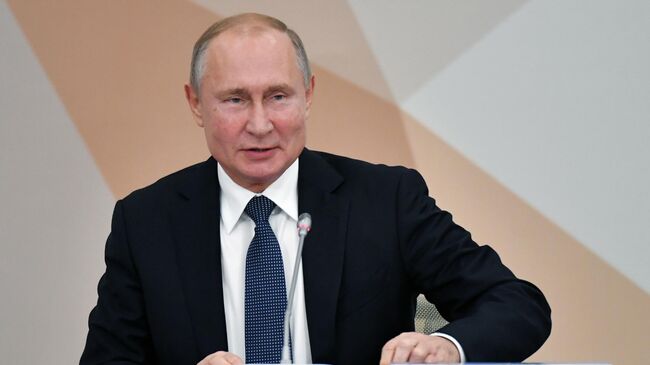 Президент РФ Владимир Путин проводит заседание Совета при президенте РФ по развитию физической культуры и спорта по вопросу О роли субъектов Российской Федерации и муниципальных образований в развитии физической культуры и спорта в Нижнем Новгороде.