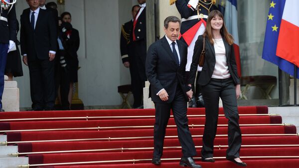 Бывший президент Франции Николя Саркози с супругой Карлой Бруни-Саркози на инаугурации избранного президента Франции Франсуа Олланда в Елисейском дворце в Париже. 15 мая 2012  
