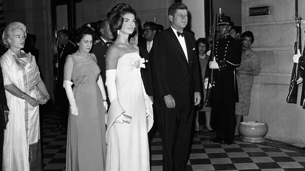Первая леди США Жаклин Кеннеди в платье от дизайнера Олега Кассини на приеме в Министерстве иностранных дел в Мехико. 30 июня 1962 