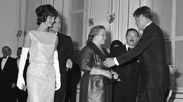 Президент США Джон Кеннеди приветствует Нину Хрущеву во дворце Шенбрунн в Вене. 3 июня 1961 
