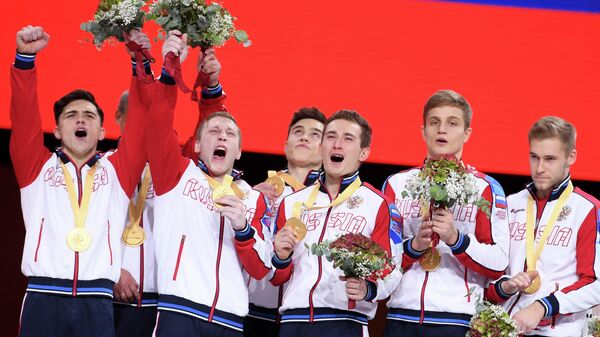 Спортсмены сборной России, завоевавшие золотые медали в командном многоборье среди мужчин, на церемонии награждения на чемпионате мира по спортивной гимнастике в Штутгарте.