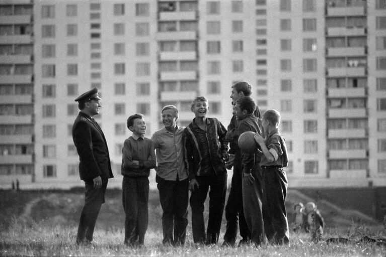 Участковый уполномоченный милиции, младший лейтенант Иван Сизоненко с дворовыми мальчишками