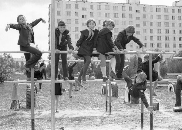 Ученики одной из московских школ играют во дворе после уроков