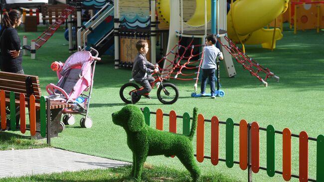 Благоустроенная детская игровая площадка во дворе на улице Бакинская в Москве