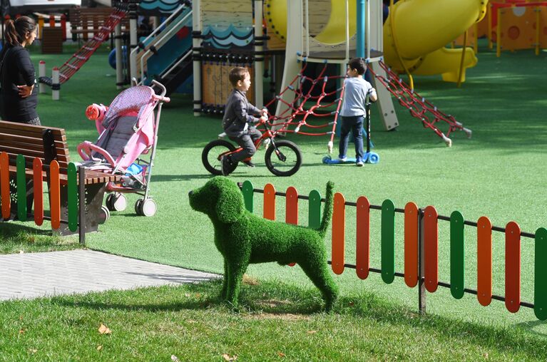 Благоустроенная детская игровая площадка во дворе на улице Бакинская в Москве