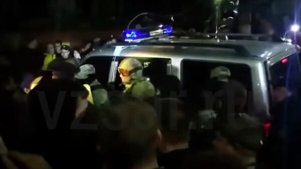Жители Саратова попытались заблокировать полицейский автомобиль