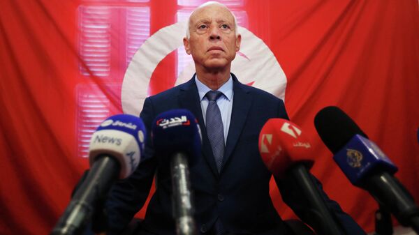 Тунисский политический деятель Каис Саид во время пресс-конференции по итогам первого тура президентских выборов в Тунисе. 17 сентября 2019 