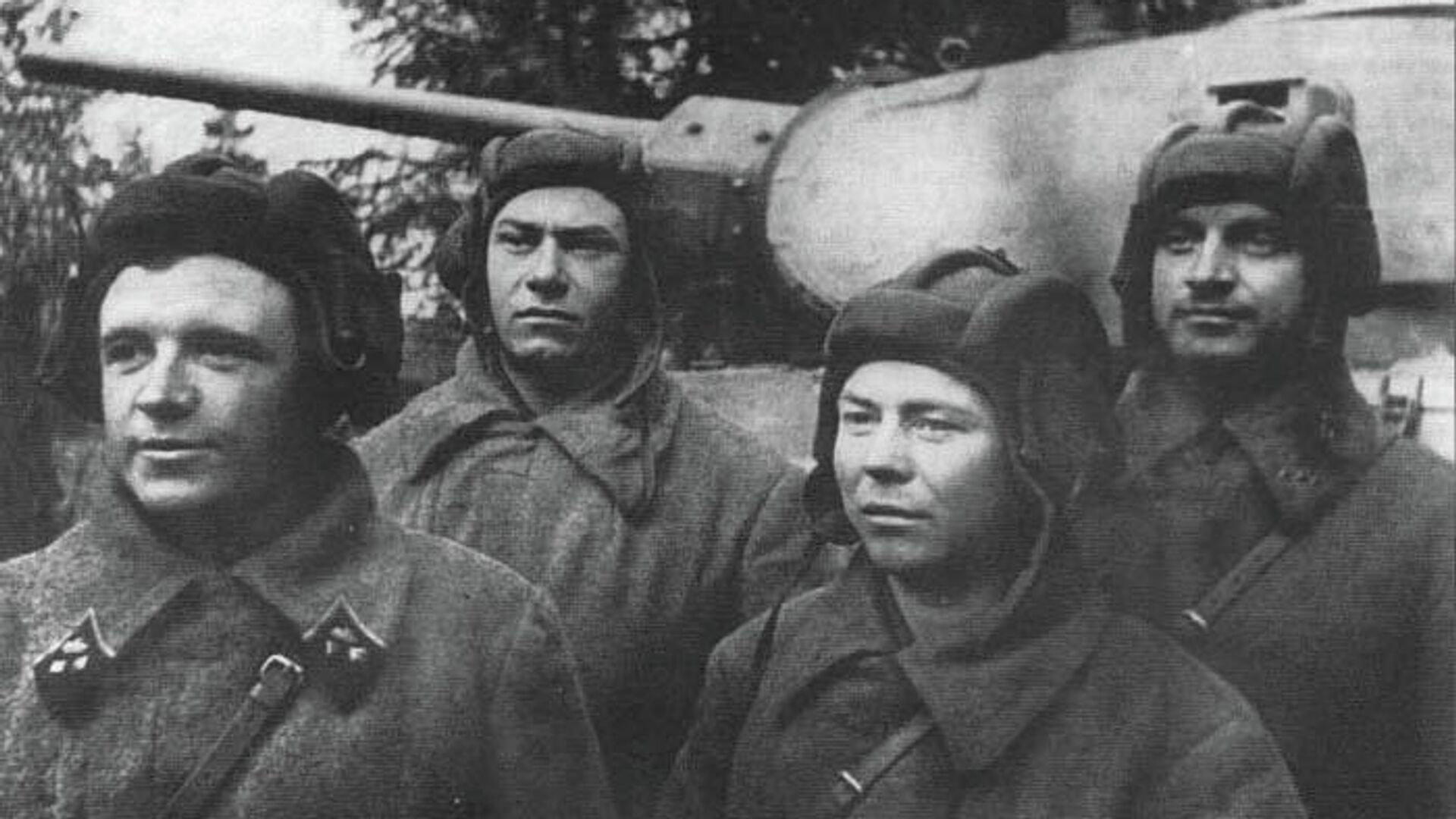 Танковый экипаж Дмитрия Лавриненко (крайний слева). Октябрь 1941 г. - РИА Новости, 1920, 14.10.2019