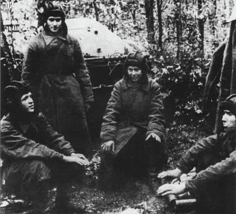 Экипаж Дмитрия Лавриненко в перерывах между боями. Осень 1941 г. Экипаж Дмитрия Лавриненко в перерывах между боями. Осень 1941 г.