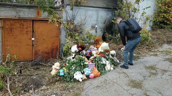 Цветы на месте убийства девочки в Саратове