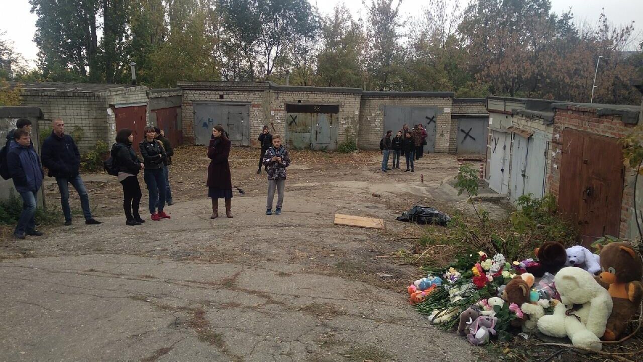 Цветы на месте убийства девочки в Саратове - РИА Новости, 1920, 21.01.2020