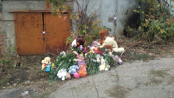 Цветы на месте убийства девочки в Саратове