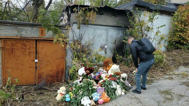 Цветы на месте убийства девочки в Саратове