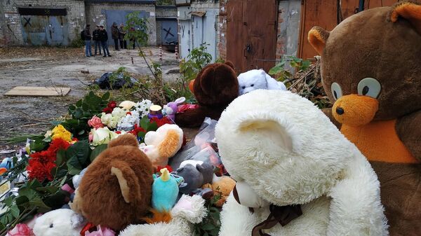 Игрушки и цветы на месте убийства девятилетней девочки в Саратове