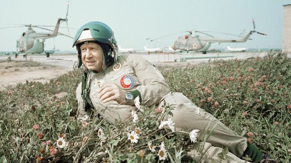 Алексей Леонов - летчик-космонавт СССР после тренировочного полета