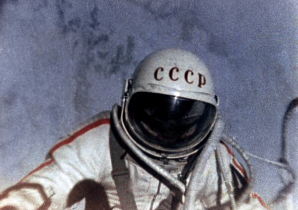 Космонавт Алексей Леонов в открытом космическом пространстве. 18 марта 1965 года