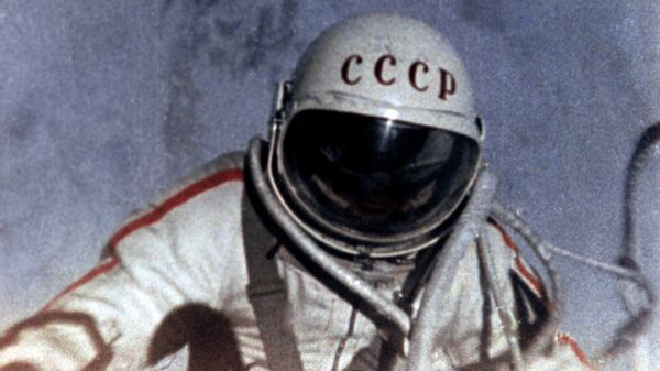 Космонавт Алексей Леонов в открытом космическом пространстве. 18 марта 1965 года