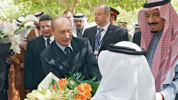 Президент России Владимир Путин во время посещения исторического Центра короля Саудовской Аравии Абдель Азиза в Эр-Рияде. 12 февраля 2007