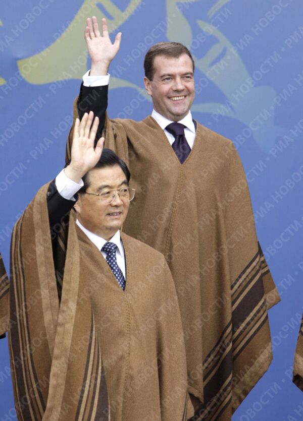 Президент России Дмитрий Медведев во время официального фотографирования лидеров АТЭС