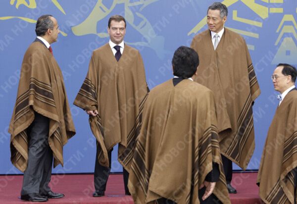 Президент России Дмитрий Медведев во время официального фотографирования лидеров АТЭС