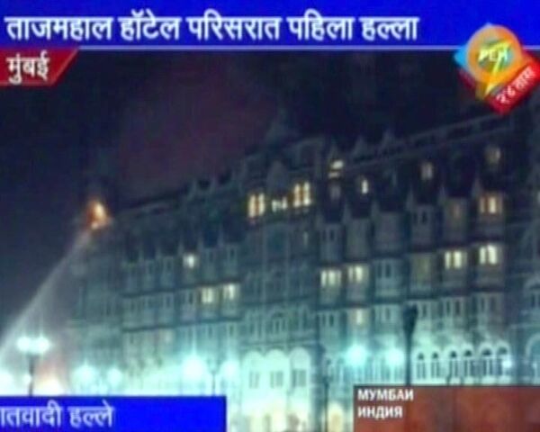 Индийская полиция пытается выбить террористов из отеля