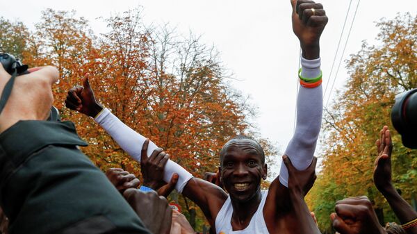 Кенийский легкоатлет Элиуд Кипчоге после марафона в Вене