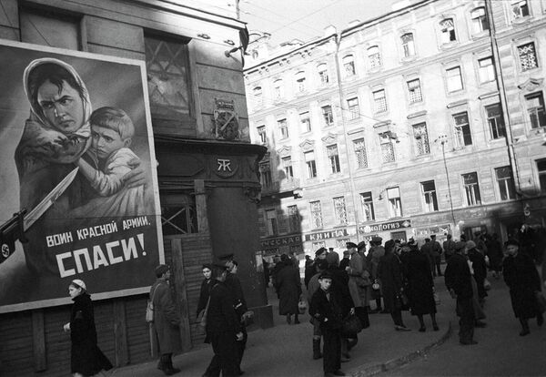 Атака третьего фронта: история первого плаката Великой Отечественной войны Атака третьего фронта: история первого плаката Великой Отечественной войны